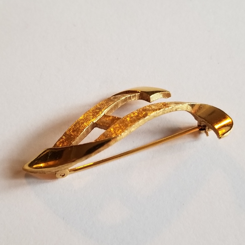 Relisted -Vintage letter A brooch textured gold tone pin initial - Picture 5 of 8